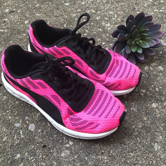 black and hot pink puma shoes